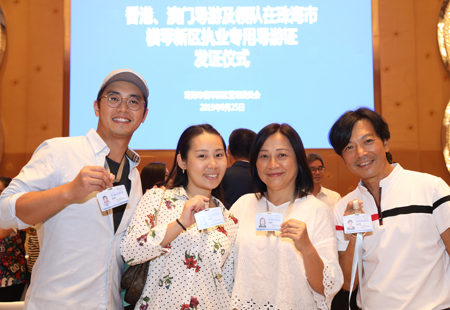 目前，10000個配額總量的澳門單牌車可入出橫琴，未來將推動全面放開澳門機動車便利入出合作區(qū)。澳門建筑師和導游等專業(yè)人士在橫琴便利執(zhí)業(yè)將更便利。3條“橫琴—澳門跨境通勤專線”方便快捷接送兩地員工和居民。