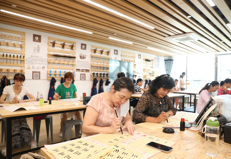投入運營使用的澳門街坊總會橫琴中心將把澳門特色的服務手法和理念引進橫琴。社區(qū)長者飯?zhí)谜呋菁俺ＷM琴的澳門長者可享受與橫琴本地戶籍居民同等的優(yōu)惠補貼。
