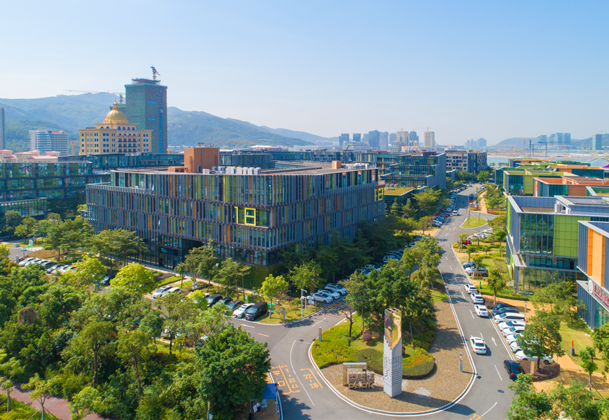 橫琴合作區(qū)正積極搭建港澳青年追逐夢想的舞臺，高水平打造橫琴澳門青年創(chuàng)業(yè)谷等一批創(chuàng)客空間、孵化器和科研創(chuàng)新載體，推動在合作區(qū)創(chuàng)新創(chuàng)業(yè)就業(yè)的澳門青年同步享受粵澳兩地的扶持政策。