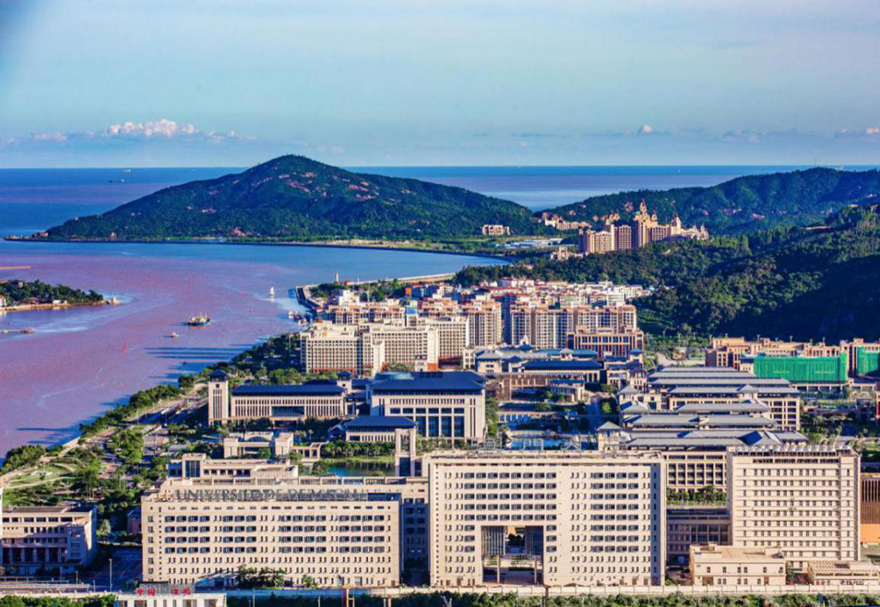 橫琴還建有澳門大學新校區(qū)。校區(qū)占地1.09平方公里，以圍墻和人工河與橫琴島其他區(qū)域相隔離，通過人車兩用的河底隧道與澳門連接，校園內(nèi)法規(guī)制度標準等使用澳門標準。是“一國兩制”的創(chuàng)新實踐。粵澳雙方將探索在澳門大學橫琴校區(qū)與合作區(qū)之間建設新型智能化口岸，高度便利澳門大學師生進出合作區(qū)。