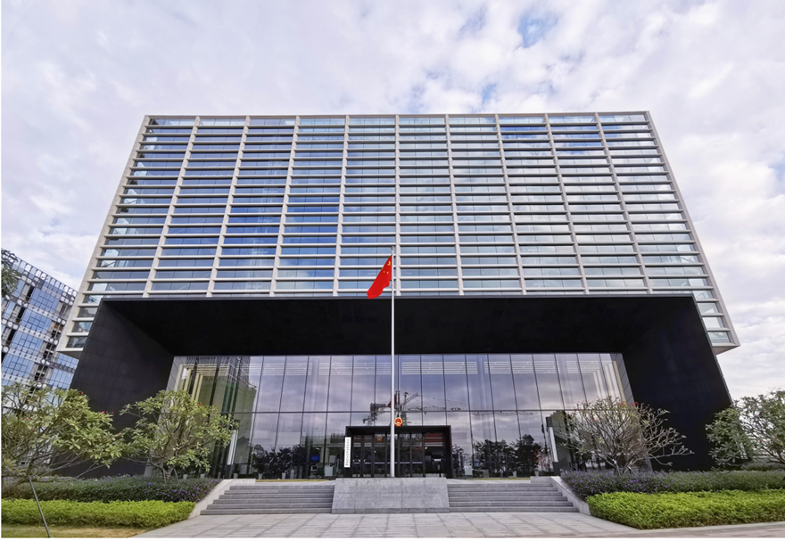 前海合作區(qū)將深化內(nèi)地與港澳律師事務(wù)所合伙聯(lián)營(yíng)機(jī)制改革。目前全國(guó)11家粵港澳聯(lián)營(yíng)律所，有7家在前海。截至2021年9月，前海法院受理涉港案件8392件，數(shù)量居全國(guó)第一。