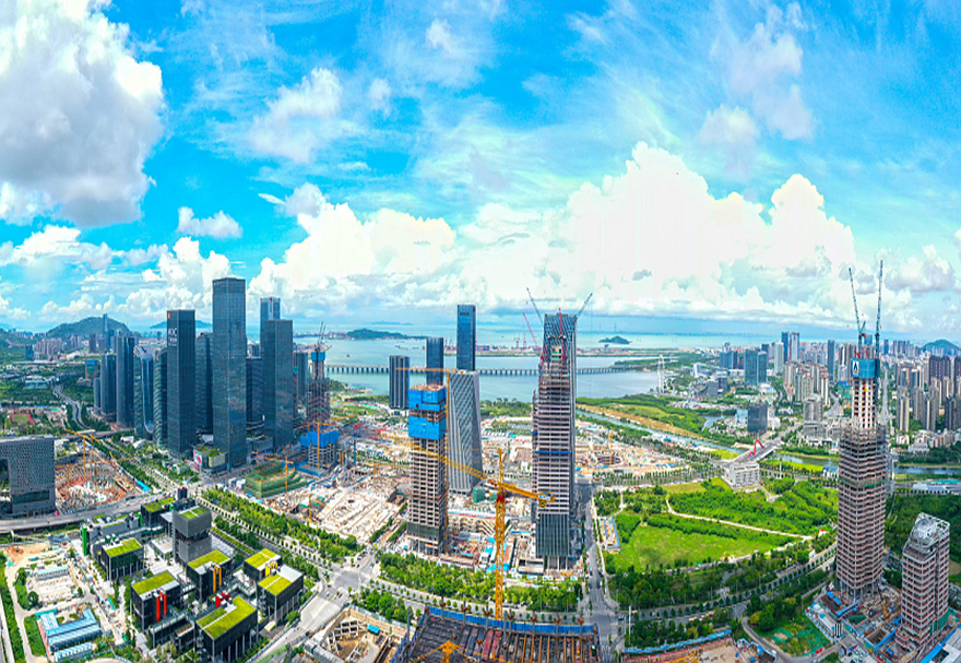 中共中央、國(guó)務(wù)院賦予前海更大使命，全面深化前海深港現(xiàn)代服務(wù)業(yè)合作區(qū)改革開放，支持前海實(shí)行比特區(qū)更特的政策。改革空間、開放力度前所未有，帶動(dòng)拓展港澳產(chǎn)業(yè)發(fā)展新空間，彰顯“一國(guó)兩制”強(qiáng)大生命力和優(yōu)越性。探索的腳步從未停歇，更高站位、更大格局、更寬視野，深港正擁抱開放，昂首闊步邁向新未來(lái)。