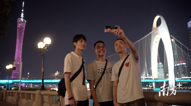 莫仲翹（右）時(shí)常約上同樣來(lái)自香港的師弟們一起在廣州游覽。受訪者供圖