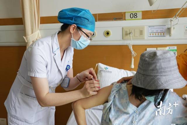  懷孕28周的楊女士成功注射了第一劑抗D免疫球蛋白注射液，成為“港澳藥械通”首個藥品運(yùn)抵香港大學(xué)深圳醫(yī)院以來的第一個受益者。