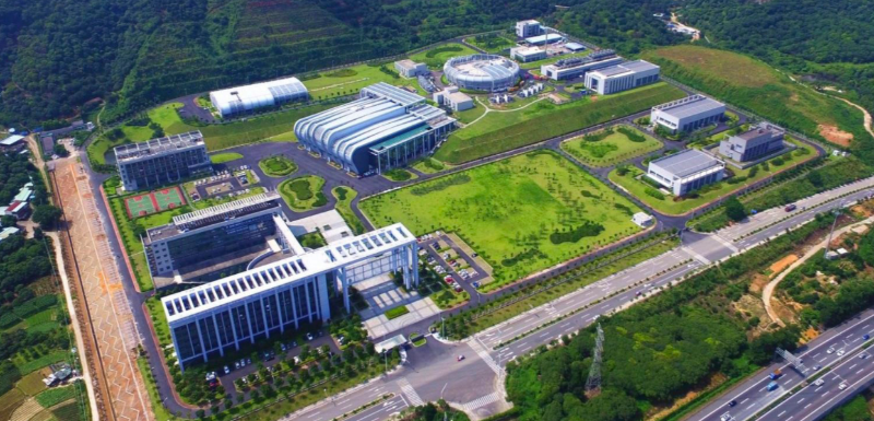 中國散裂中子源涵蓋我國凝聚態(tài)物理、化學(xué)、材料等多學(xué)科領(lǐng)域應(yīng)用的需要，同時(shí)兼顧生命科學(xué)、工業(yè)應(yīng)用等領(lǐng)域研究的應(yīng)用需求。從2018年9月至今，中國散裂中子源已完成六輪運(yùn)行，注冊用戶超3400人，完成課題700余項(xiàng)，已在Science、Nature Communication、Advanced Materials，JACS等期刊發(fā)表文章，并為部分國家重大需求和產(chǎn)業(yè)界需求提供技術(shù)支撐。圖為位于東莞大朗的中國散裂中子源。