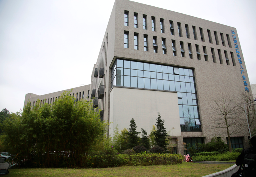 引進(jìn)一流科技型龍頭企業(yè)。做大做強(qiáng)做全信息技術(shù)產(chǎn)業(yè)，聚集了華為終端、華貝電子、生益科技等一批龍頭企業(yè)。重點(diǎn)拓展生物產(chǎn)業(yè)，引進(jìn)了東陽光、紅珊瑚藥業(yè)等生物產(chǎn)業(yè)企業(yè)，聚集各類生物技術(shù)企業(yè)超過300家。大力推進(jìn)智能裝備制造產(chǎn)業(yè)，引進(jìn)匯川科技、拓斯達(dá)等一批代表企業(yè)，形成了以機(jī)器人系統(tǒng)集成商、核心零部件企業(yè)和智能裝備企業(yè)為主體的機(jī)器人產(chǎn)業(yè)集群。圖為松山湖國際機(jī)器人產(chǎn)業(yè)基地。
