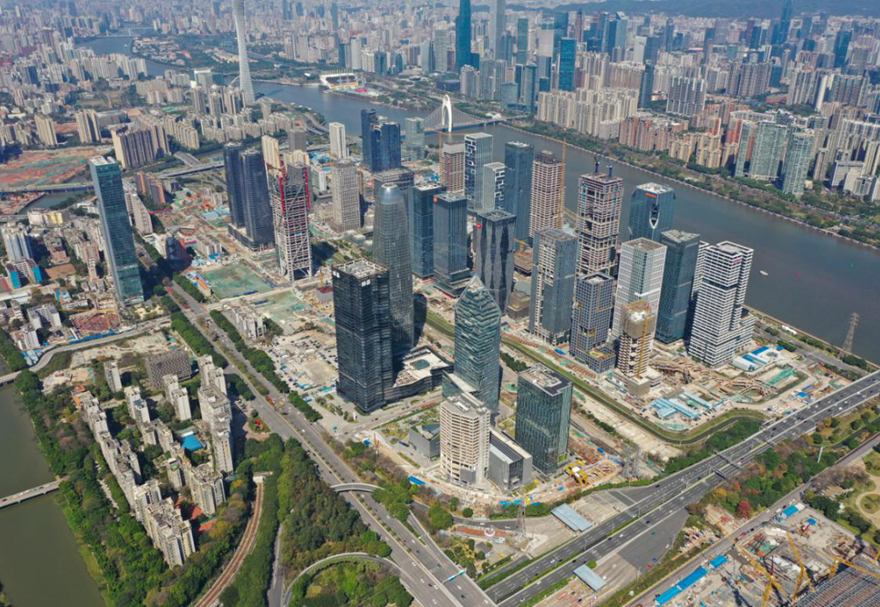 南粵大地，珠水江畔，有這樣一個地方，走在了時代的前沿，這就是廣州人工智能與數(shù)字經(jīng)濟(jì)試驗區(qū)。試驗區(qū)位于廣州中心城區(qū)，以人工智能與數(shù)字經(jīng)濟(jì)為主導(dǎo)產(chǎn)業(yè)，未來將著力引進(jìn)人工智能、數(shù)字經(jīng)濟(jì)、云計算、數(shù)據(jù)科學(xué)、大數(shù)據(jù)等信息技術(shù)的總部企業(yè)、高新科技企業(yè)和科研機(jī)構(gòu)。截至2021年上半年，試驗區(qū)內(nèi)注冊企業(yè)超8萬家，同比增加約1.2萬家，數(shù)字經(jīng)濟(jì)核心產(chǎn)業(yè)企業(yè)1.03萬家。圖為琶洲核心片區(qū)俯瞰圖。