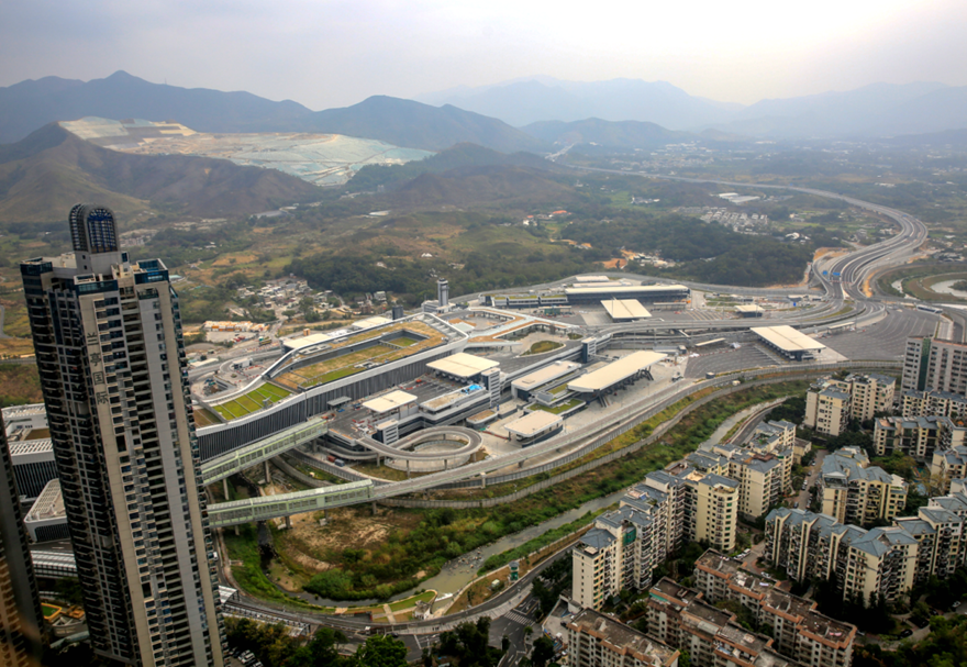 口岸主體建筑橫跨深圳河兩岸，主要包括旅檢大樓、貨檢區(qū)、市政配套工程和跨境橋四部分?？诎秾?shí)行“兩地兩檢”和車輛“一站式”查驗(yàn)通關(guān)模式。其中，“一站式”通關(guān)模式的與傳統(tǒng)過關(guān)需要經(jīng)過層層“關(guān)卡”不同，通過共享前端交通指引、電子欄桿、監(jiān)控、遠(yuǎn)距離讀卡等采集設(shè)備，車輛通關(guān)只需一次停車，便可實(shí)現(xiàn)口岸查驗(yàn)單位共同檢查、一次放行，通關(guān)時(shí)間可縮短至10至15秒。圖為蓮塘/香園圍口岸。