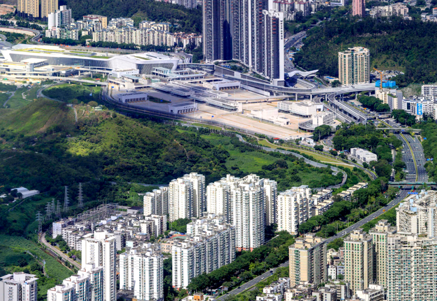 口岸設(shè)計(jì)通關(guān)能力為旅客30000人次/日，車輛17850輛次/日。旅客出入境各設(shè)置查驗(yàn)通道29條，其中人工通道6條、自助通道21條、工作人員通道2條；車輛出入境查驗(yàn)通道11條，其中貨車7條、客車4條。在旅檢大廳預(yù)設(shè)臨時(shí)人工查驗(yàn)臺(tái)12個(gè)，節(jié)假日和客流高峰期間，可隨時(shí)增開人工通道，疏導(dǎo)效率可提升83%。圖為蓮塘/香園圍口岸。