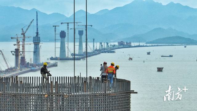 今年以來，黃茅海跨海通道5座主塔“節(jié)節(jié)攀升”，建設(shè)進(jìn)展正在加速。 