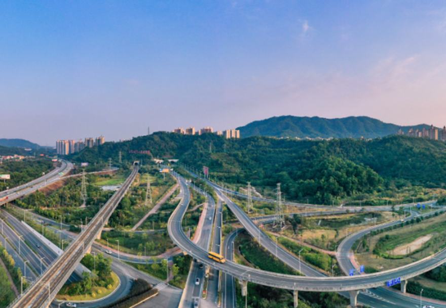 體制機(jī)制改革不斷創(chuàng)新。以建設(shè)“廣東省珠江口東西兩岸融合互動(dòng)發(fā)展改革創(chuàng)新實(shí)驗(yàn)區(qū)”為契機(jī)，努力構(gòu)建以人為核心的產(chǎn)、城、人、文、旅融合發(fā)展格局，大力推動(dòng)智慧城市、BIM/CIM綜合應(yīng)用、無廢城市、零碳城市“四個(gè)示范區(qū)”建設(shè)。圖為南外環(huán)與翠亨快線連接點(diǎn)。