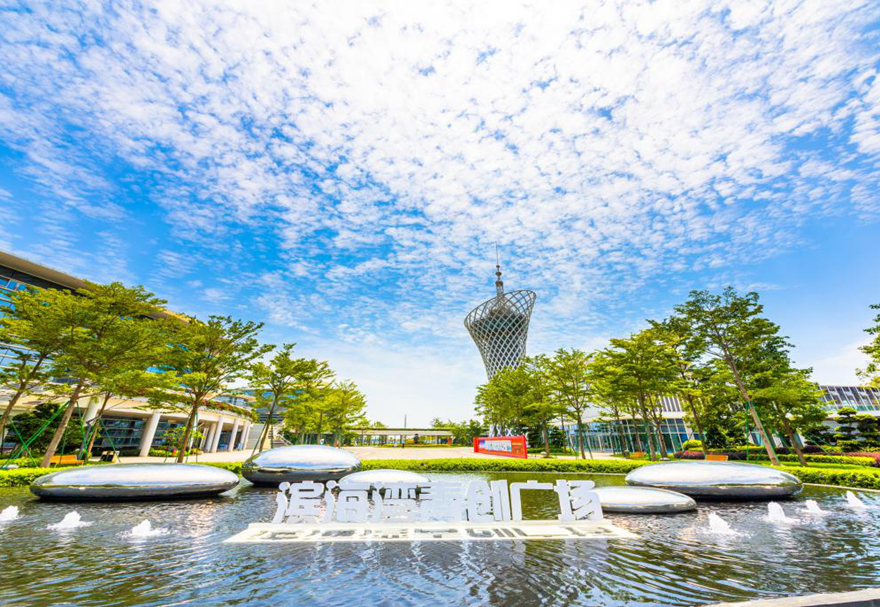 濱海灣新區(qū)由交椅灣、沙角半島和威遠(yuǎn)島三大板塊組成，規(guī)劃面積84.1平方公里，其中現(xiàn)狀陸域面積51.8平方公里，規(guī)劃建成后陸域面積60.3平方公里。圖為濱海灣青創(chuàng)廣場(chǎng)。