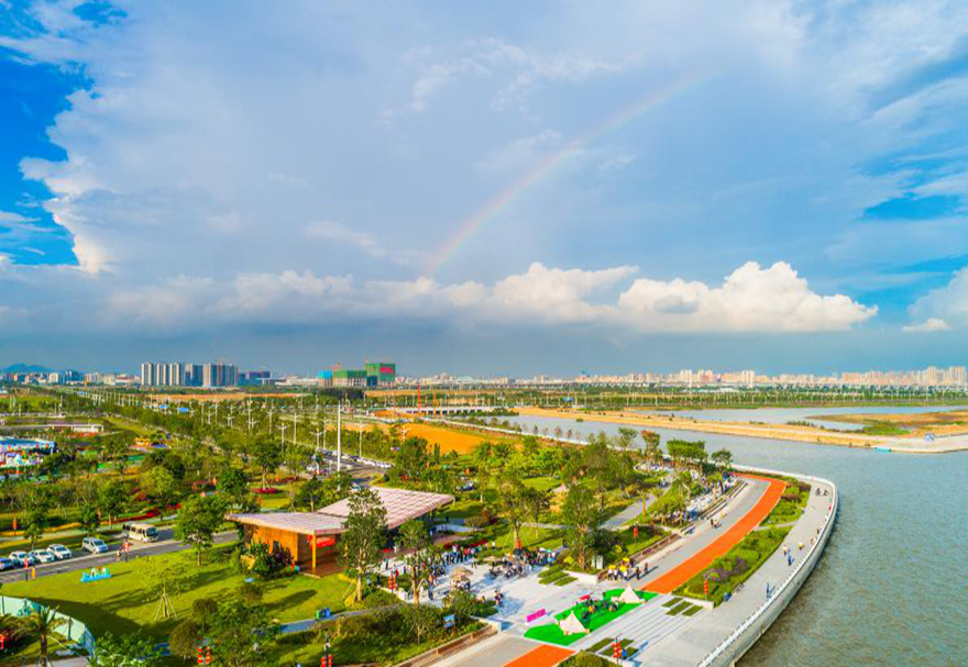 據(jù)規(guī)劃，濱海灣新區(qū)將打造一個(gè)港澳碼頭、兩條城際軌道、四條高速鐵路、六條高速公路、八條地鐵匯集的復(fù)合交通條件。未來(lái)在濱海灣新區(qū)，可以形成廣深港“半小時(shí)通勤圈”。圖為濱海灣濱海景觀活力長(zhǎng)廊。?
