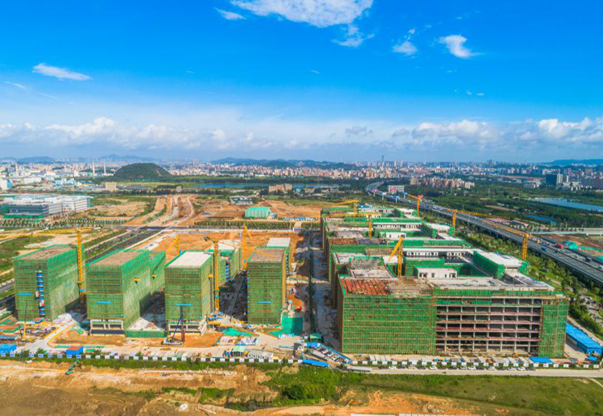 許多嶄新的建筑規(guī)劃正在落地，如大灣區(qū)大學(xué)落地威遠(yuǎn)島、投資100億元；大學(xué)科技園在抓緊謀劃；青創(chuàng)城項(xiàng)目已被納入省市重大預(yù)備項(xiàng)目；濱海灣新區(qū)還專門拿出約15平方公里土地，規(guī)劃建設(shè)三大戰(zhàn)略性新興產(chǎn)業(yè)基地。圖為建設(shè)中的OPPO智能制造中心。