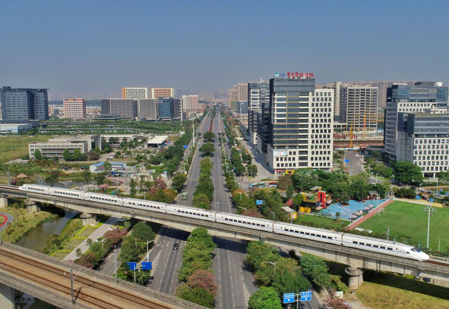 三龍灣一小時(shí)交通圈內(nèi)集聚機(jī)場(chǎng)、高鐵、城際軌道、高快速公路等重大交通基礎(chǔ)設(shè)施。高效便捷的對(duì)內(nèi)對(duì)外通道，為人才、資本、信息、技術(shù)等要素自由流動(dòng)打下了良好基礎(chǔ)。圖為穿過三龍灣的高鐵線。