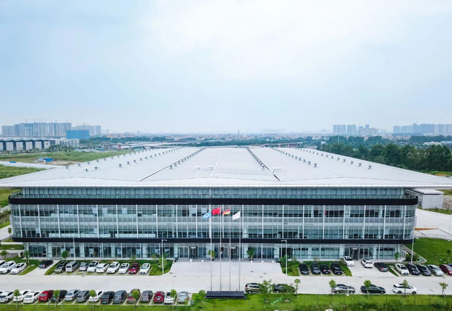 佛山三龍灣區(qū)域內(nèi)已集聚500余家港澳企業(yè)，與港澳合作交流密切，港澳青年創(chuàng)新創(chuàng)業(yè)就業(yè)日益活躍。區(qū)域內(nèi)的中德工業(yè)服務(wù)區(qū)是廣東省擴(kuò)大開放的合作平臺(tái)之一，目前陸續(xù)已有多個(gè)科技項(xiàng)目落地。圖為德國(guó)庫卡機(jī)器人三龍灣生產(chǎn)基地。