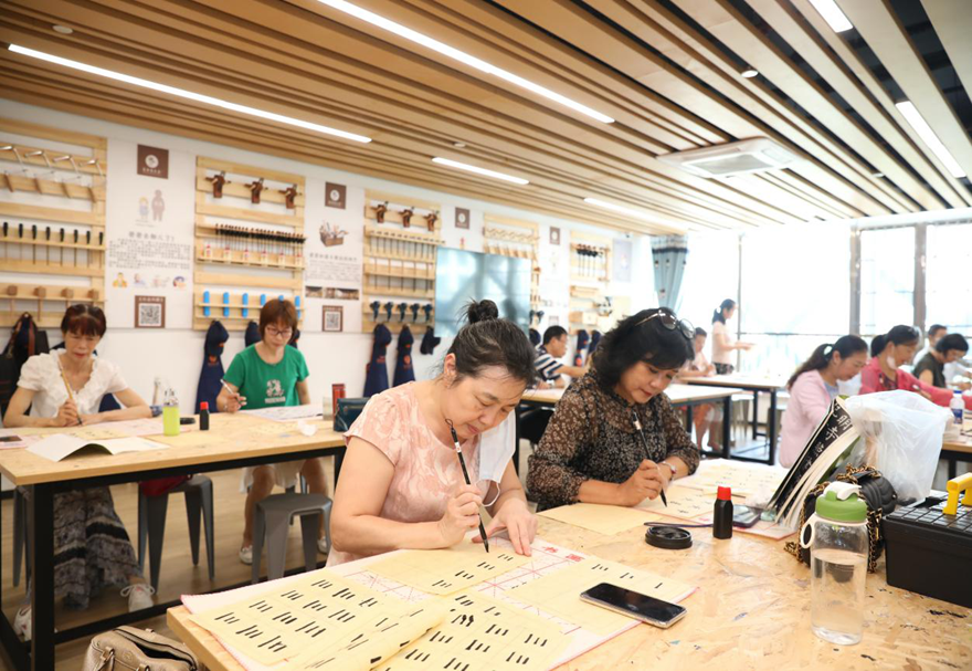為了共同打造美麗家園，橫琴還主動引進澳門街坊會聯(lián)合總會，為在橫琴工作、生活的澳門居民提供具有澳門特色的服務手法和理念。特別是社區(qū)長者飯?zhí)谜?，可惠及常住橫琴的澳門長者，同時還可享受與橫琴本地戶籍居民同等的優(yōu)惠補貼。圖為澳門居民在橫琴參加社區(qū)活動。