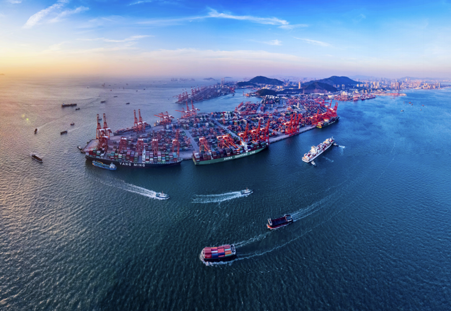 2022年6月28日是媽灣智慧港開港一周年紀(jì)念日，開港一年來(lái)，媽灣智慧港進(jìn)出港船舶3710艘次，吞吐量突破106萬(wàn)標(biāo)箱，新增航線28條。圖為繁忙的媽灣智慧港。