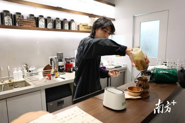 “95后”咖啡店老板王梓鏵在制作中藥咖啡。