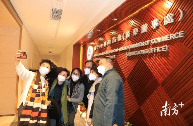 出席儀式的嘉賓在門口合影。  南方+ 關(guān)銘榮 拍攝