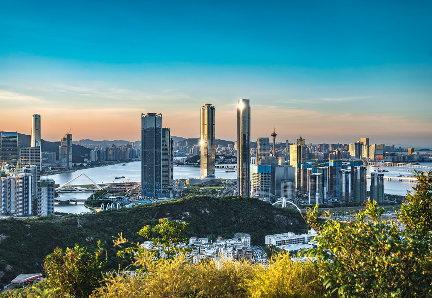 2021年9月，中共中央、國務院印發(fā)《橫琴粵澳深度合作區(qū)建設總體方案》，為橫琴粵澳深度合作區(qū)建設勾勒藍圖。2023年2月，《橫琴粵澳深度合作區(qū)發(fā)展促進條例》發(fā)布，賦予橫琴發(fā)展新動能。橫琴粵澳深度合作區(qū)這片熱土，正朝著規(guī)劃藍圖穩(wěn)步邁進。圖為從橫琴遠眺澳門。