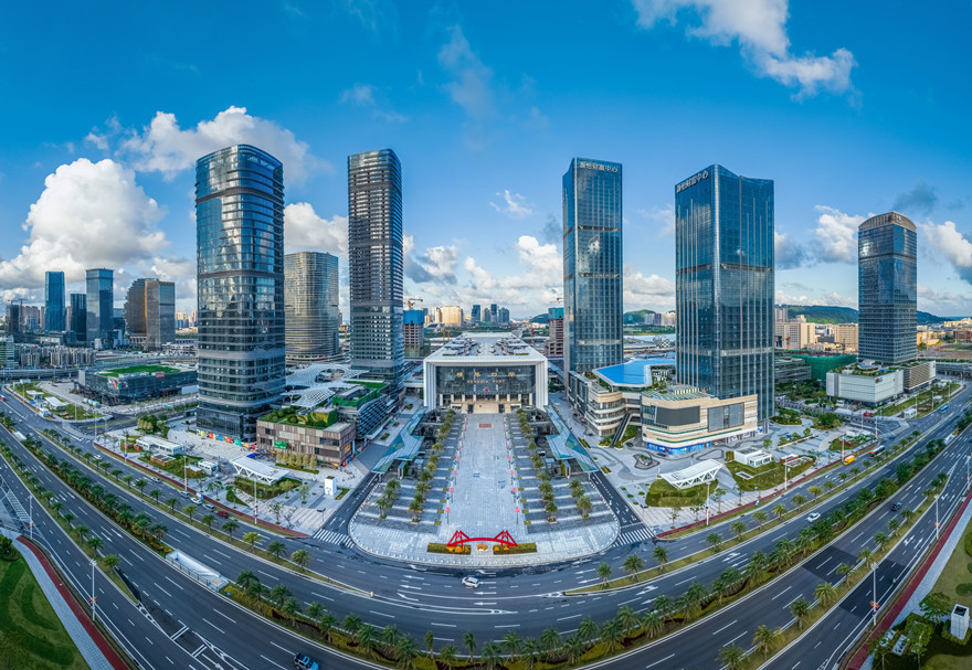 橫琴口岸是“一國兩制”下橫琴與澳門基礎設施互聯(lián)互通的標志性項目,也是粵澳往來的重要通道。經過多年發(fā)展，橫琴口岸已形成了“合作查驗、一次放行”的通關模式，出入境人員只需“在一個大廳、排一次隊、接受一次檢查”即可完成內地、澳門雙方出入境手續(xù)，人均通關時間只需30秒左右。圖為橫琴口岸。