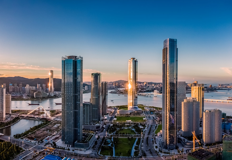 《橫琴方案》賦予合作區(qū)發(fā)展現(xiàn)代金融產業(yè)的使命，橫琴金融島作為橫琴發(fā)展現(xiàn)代金融產業(yè)的“排頭兵”，迎來更大的發(fā)展機遇。據(jù)統(tǒng)計，2022年，合作區(qū)金融業(yè)產業(yè)增加值同比增長8.1%。圖為2022年的橫琴金融島。