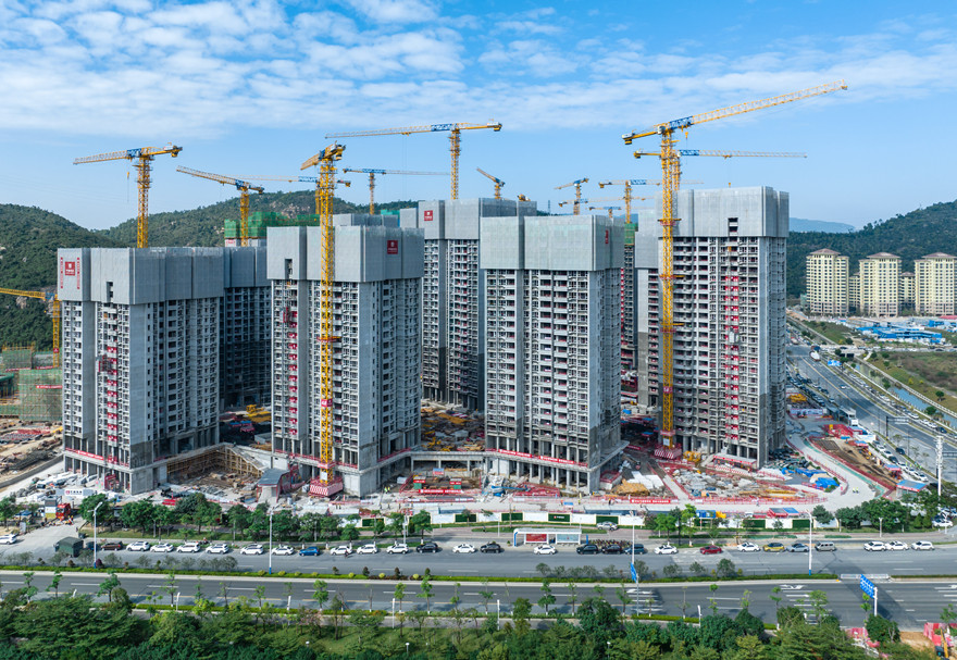 除了推進基礎設施“硬聯(lián)通”、規(guī)則機制“軟聯(lián)通”外，粵澳雙方還齊心協(xié)力推動兩地居民“心聯(lián)通”。為此，橫琴推動建設包括“澳門新街坊”在內的一大批宜居宜業(yè)項目，攜手澳門共同推進宜居宜業(yè)宜游優(yōu)質生活圈的建設。圖為即將完工的“澳門新街坊”項目。
