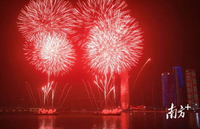 1月22日晚，橫琴2023新春煙花匯演驚艷綻放，為粵澳兩地居民獻(xiàn)上一份滿滿的新年祝福。 圖源：南方日報(bào)