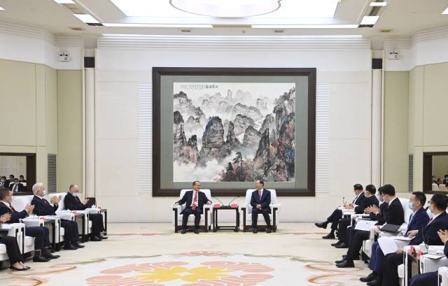 4月25日下午，省委書記黃坤明，省委副書記、省長王偉中在廣州會見了以香港中華總商會會長、新華集團主席蔡冠深為團長的香港中華總商會訪問團一行。南方+記者 王輝 肖雄 攝
