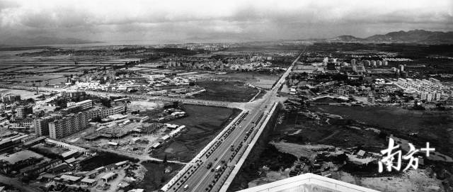 1987年，深圳市中心區(qū)原貌。圖中左為福田村、崗廈村；右為中心公園、蓮花山公園和田面村。