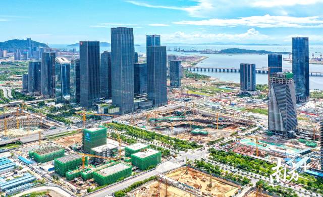 2020年8月，建設(shè)中的深圳前海蛇口自貿(mào)片區(qū)，高樓拔地而起。南方日?qǐng)?bào)記者 朱洪波 攝