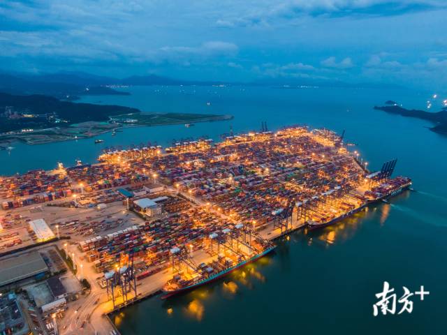 2020年6月，入夜的鹽田港燈火通明，它是世界集裝箱吞吐量最大的港口之一。