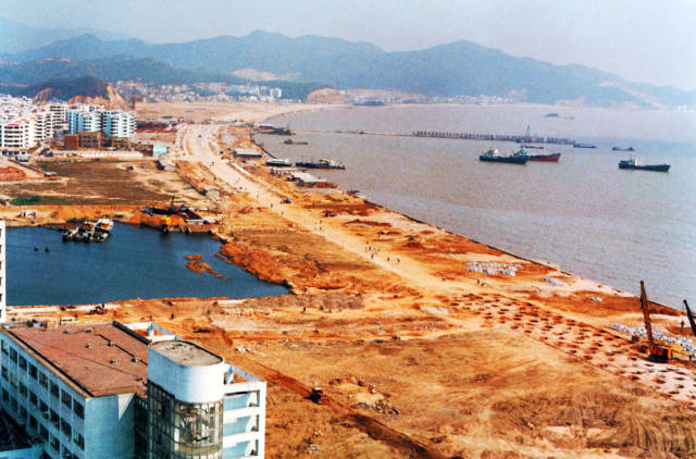 1991年，正在建設(shè)中的珠海香洲灣情侶中路。