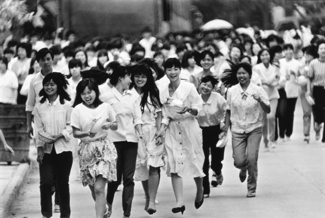 1989年，深圳蛇口凱達(dá)玩具廠下班的女工。