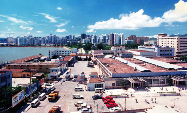 80年代的珠海拱北口岸原聯(lián)檢樓。