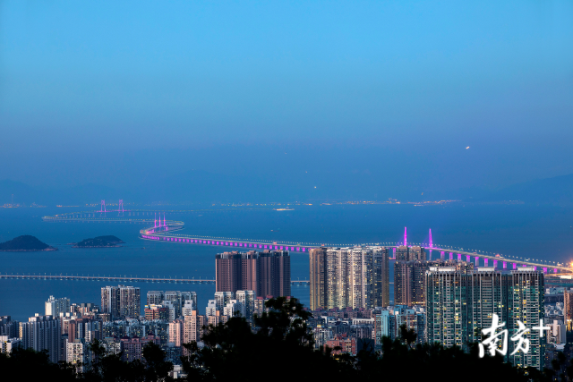 一橋飛架三地，港珠澳大橋的建成使得粵港澳三地聯(lián)系更加緊密。