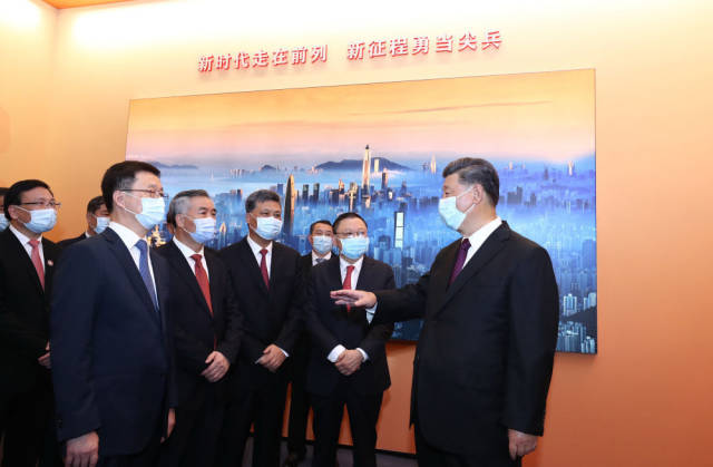 10月14日上午，習(xí)近平等參觀“從先行先試到先行示范——慶祝深圳經(jīng)濟(jì)特區(qū)建立40周年展覽”。新華社記者 鞠鵬