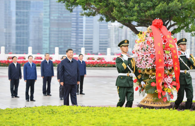 10月14日下午，習(xí)近平來到蓮花山公園，向鄧小平同志銅像敬獻(xiàn)花籃。新華社記者 李響 攝