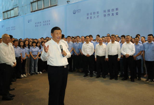 10月12日下午，習(xí)近平在潮州市潮州三環(huán)（集團(tuán)）股份有限公司，同企業(yè)員工親切交流。新華社記者 鞠鵬 攝