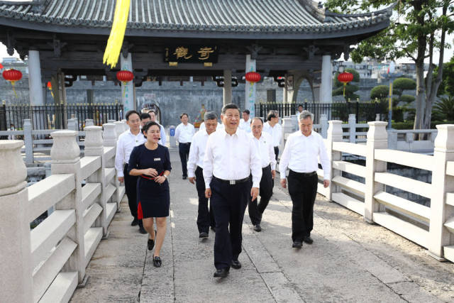 10月12日下午，習(xí)近平在潮州市察看廣濟(jì)橋，了解橋梁歷史文化特色，聽取修復(fù)保護(hù)情況介紹。新華社記者 鞠鵬 攝
