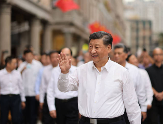 10月13日下午，習(xí)近平在汕頭市小公園開埠區(qū)步行察看街區(qū)風(fēng)貌時(shí)，向當(dāng)?shù)厝罕姾陀慰蛽]手致意。新華社記者 王曄 攝