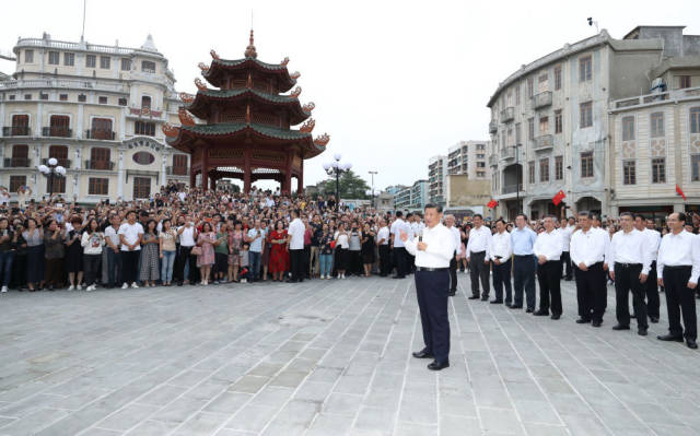 10月13日下午，習(xí)近平在汕頭市小公園開埠區(qū)，同當(dāng)?shù)厝罕姾陀慰陀H切交流。新華社記者 鞠鵬 攝