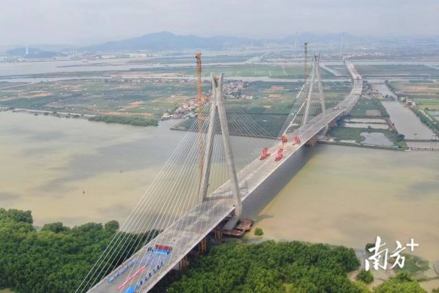 本次合龍的洪奇門特大橋全長(zhǎng)1126米。  