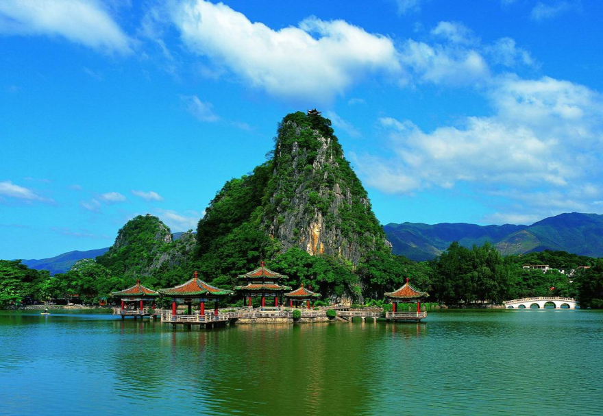 2003年，肇慶從北方引進(jìn)丹頂鶴，陸續(xù)通過(guò)打造星湖濕地公園、自主研發(fā)繁殖技術(shù)手段，讓這些北方來(lái)的“客人”成功安家南方。20多年來(lái)，從當(dāng)初引進(jìn)30多只丹頂鶴，到目前園內(nèi)共有70多只，近5年平均產(chǎn)蛋12枚以上，平均孵化了83%，平均成活率70.5%，憑借此，星湖國(guó)家濕地公園成為觀鳥、游玩、教育、研究的圣地。圖為肇慶星湖國(guó)家濕地公園。