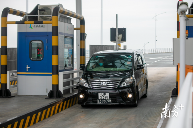港車通過(guò)港珠澳大橋珠海公路口岸駛?cè)霃V東。南方+記者 錢文攀攝  