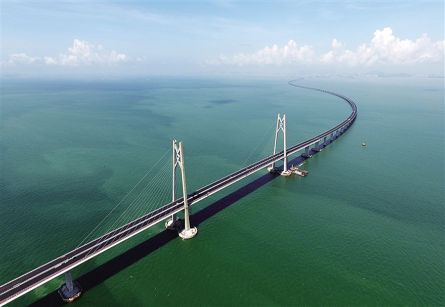 跨江跨海大橋“成團出道”，灣區(qū)活力“橋”得見，一起來感受大灣區(qū)蓬勃發(fā)展的脈搏。港珠澳大橋是“一國兩制”框架下粵港澳三地首次合作建設的大型跨海交通工程，是中國境內(nèi)一座連接香港、廣東珠海和澳門的橋隧工程，也是世界上最長的跨海大橋工程?？傞L約55公里，跨越伶仃洋，打通了珠江口東西兩岸的交通大動脈，使粵港澳三地加快形成“1小時生活圈”。圖為港珠澳大橋。