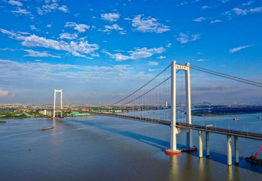 南沙大橋（原虎門二橋項目）位于珠江獅子洋之上，橫跨珠江東西兩岸，連接廣州、東莞兩地。大橋通車后，順德、番禺、南沙以及珠三角西岸其他地區(qū)往來珠三角東部城市更加便利，極大緩解了珠江口過江通道不足的壓力，為粵港澳大灣區(qū)城市互聯(lián)互通打通發(fā)展動脈。南沙大橋建成時創(chuàng)下多個世界第一記錄，項目成功研制并應用了“中國芯”——國產(chǎn)1960兆帕鋼絲，讓中國橋梁進一步從建造“走向智造”。圖為南沙大橋。