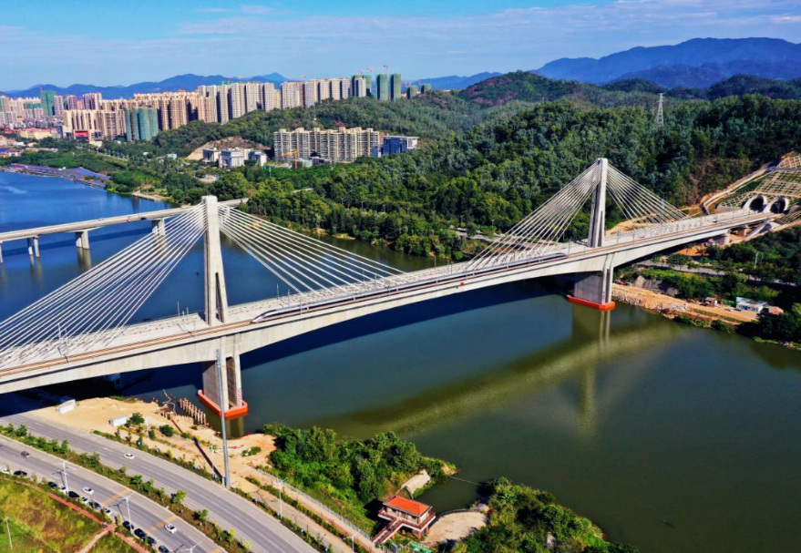 劍潭東江特大橋位于惠州，是贛深高鐵和廣汕鐵路聯(lián)絡線跨越東江的共同的通道，橋梁全長925米，主跨260米，橋面寬度31米，梁面以上塔高56米，是世界最大跨度、最大寬度的四線高速鐵路混凝土部分斜拉橋。為了保證列車的高速行車要求，橋上四線均采用了無砟軌道，是目前世界上鋪設無砟軌道最大跨度的混凝土橋梁。大橋建成通車后，全面打通了廣州——粵東北和江西、深圳——京九線沿途各地區(qū)的高鐵線路。圖為劍潭東江特大橋。