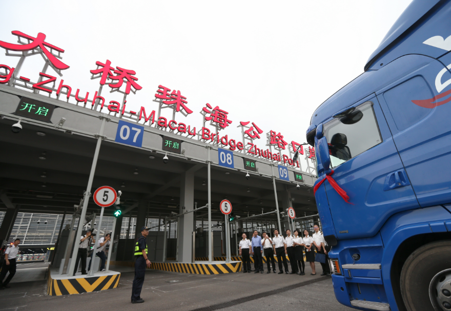 珠海發(fā)揮港珠澳大橋聯(lián)通優(yōu)勢及洪灣中心漁港樞紐作用，建設粵港澳大灣區(qū)海產(chǎn)品交易中心，推動珠海漁業(yè)產(chǎn)值超80億元、同比增長9.4%。圖為港珠澳大橋珠海公路口岸。